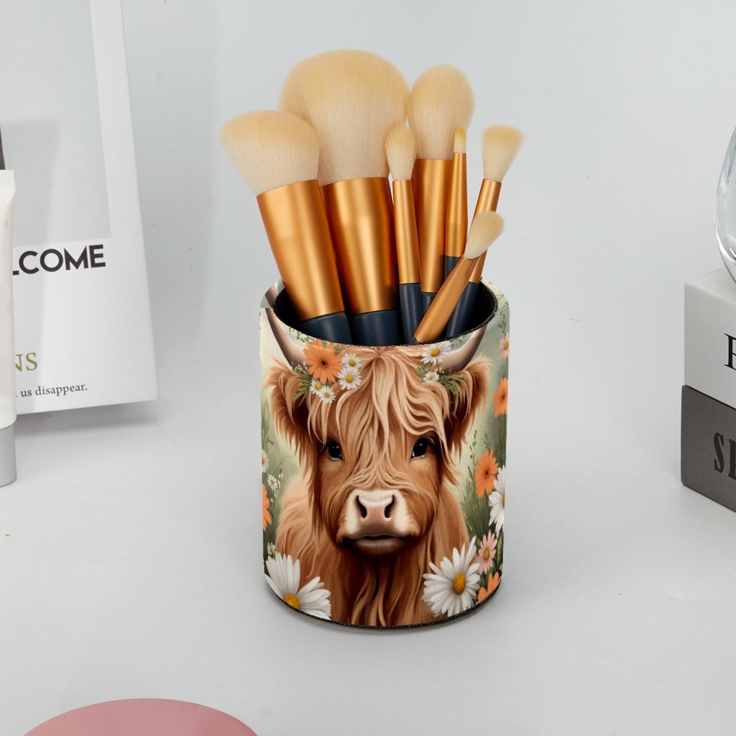 BDFFGOIRTJ Leather Pen Holder for Desk, Highland Cow Daisies Pencil Organizer Makeup Brush Cup Holders Pen Storage for Office Home