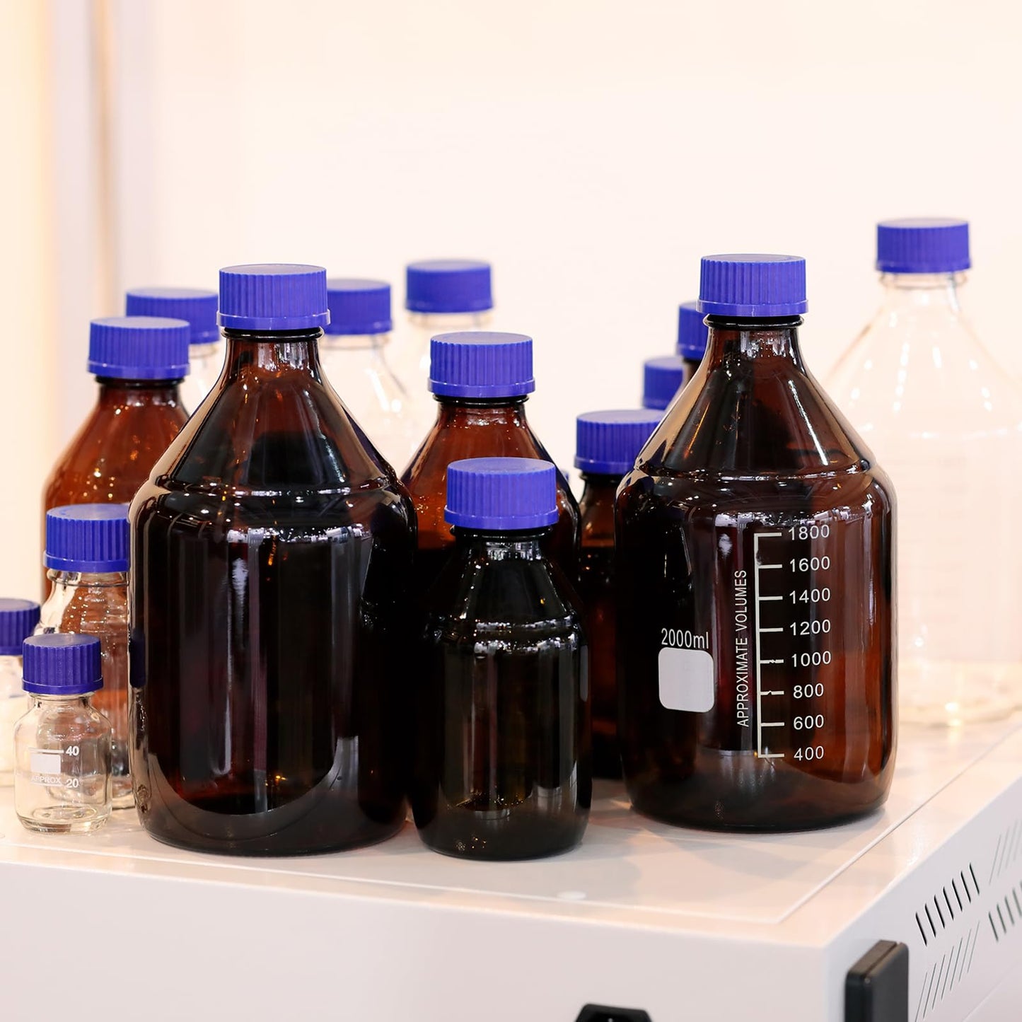 PATIKIL 8 Pack Reagent Media Storage Bottles, 100ml Borosilicate Glass Graduated Round Bottles with GL45 Blue Screw Cap for Lab Water Reagent Liquids, Brown