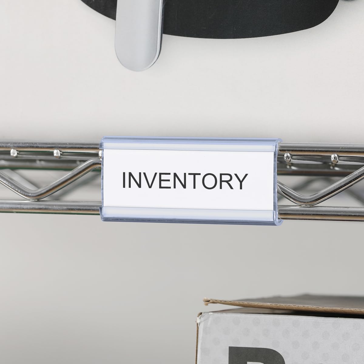 Lenink 100Pcs Wire Shelf Label Holders with 100Pcs Label Paper Inserts, Plastic Wire Rack Label Holder Compatible with Metro and Nexel 1-1/4in Shelves, Label Area 3in Lx1.25in H
