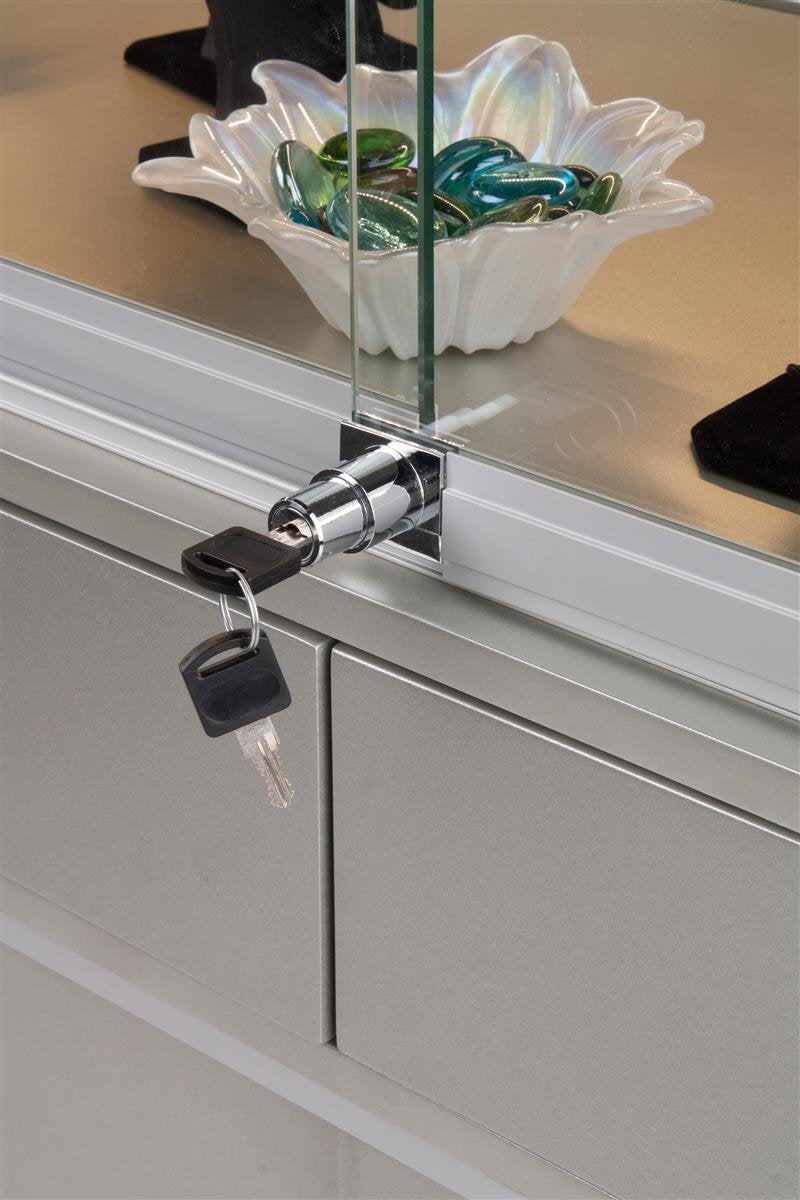 Displays2go Glass Merchandise Counter, Laminated MDF, Tempered Glass – Silver (GTLEDQ4SLV)