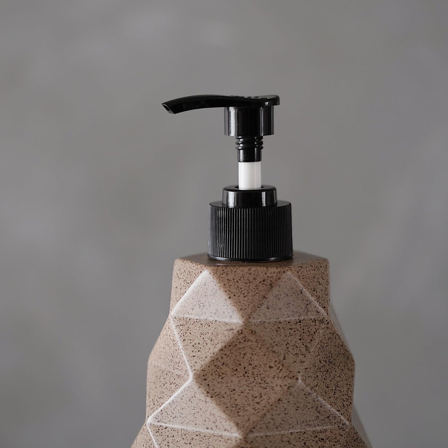 Geometric Resin Soap Dispenser, Refillable Hand Soap Pump Bottle for Bathroom & Kitchen, Modern Stone-Look Lotion Dispenser, 10 oz（300ml） Decorative Countertop Soap Dispenser