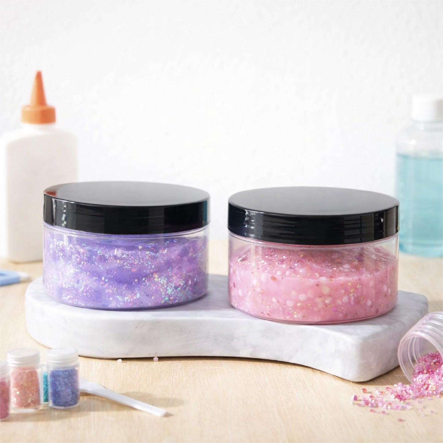 Dandat 24 Pcs 6/8/10/12oz Plastic Clear Jar Container with Black Lid and Label Refillable Empty Round PET Cosmetic Sample Slime Jar for Lotion, Cream, Body Butter, Travel Storage(10oz, Black Lid)