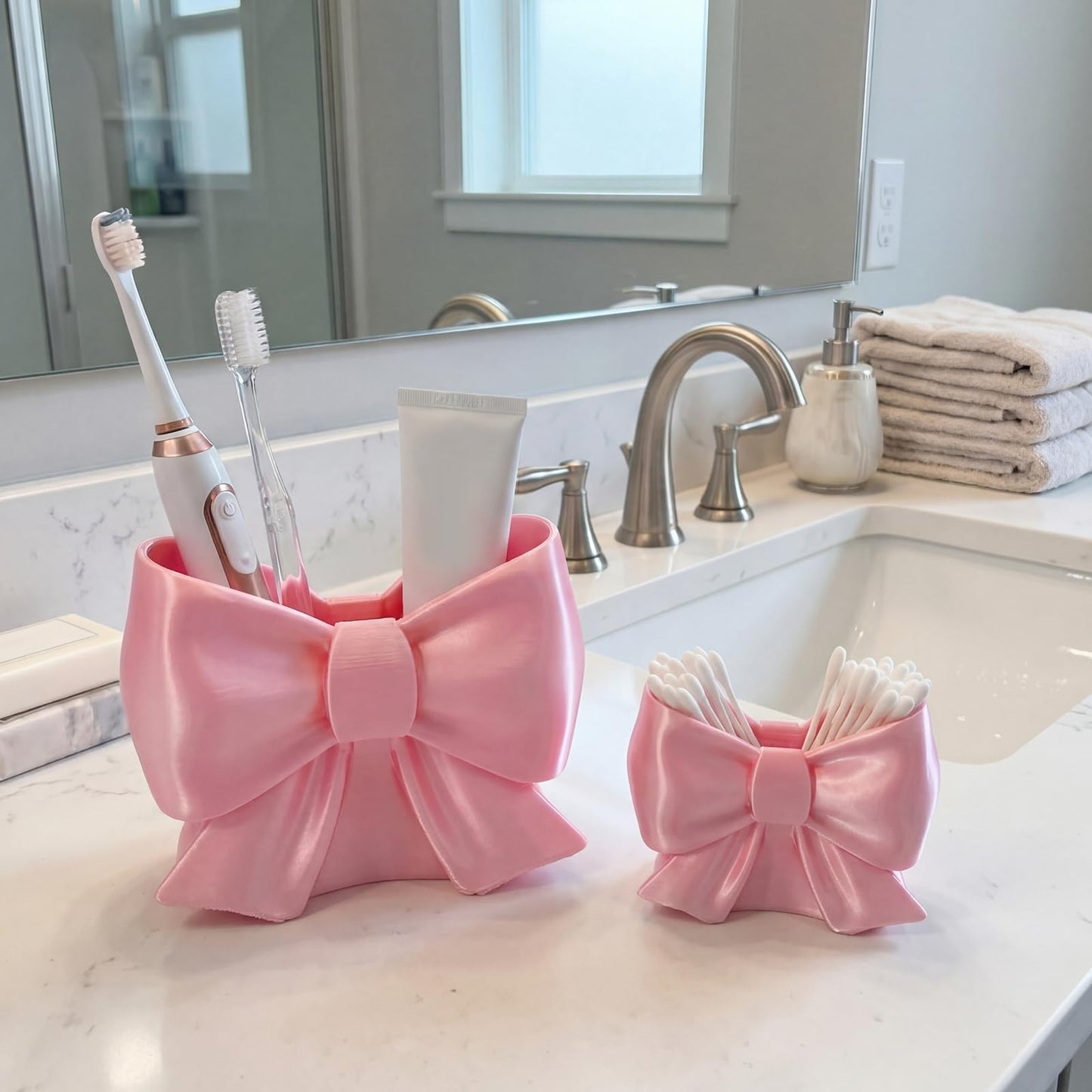 Hushee 2 Pcs Coquette Pink Bow Makeup Holder Cute Bow Toothbrush Holder Preppy desk accessories Set for School Office Desk Bedroom Gift for Girls