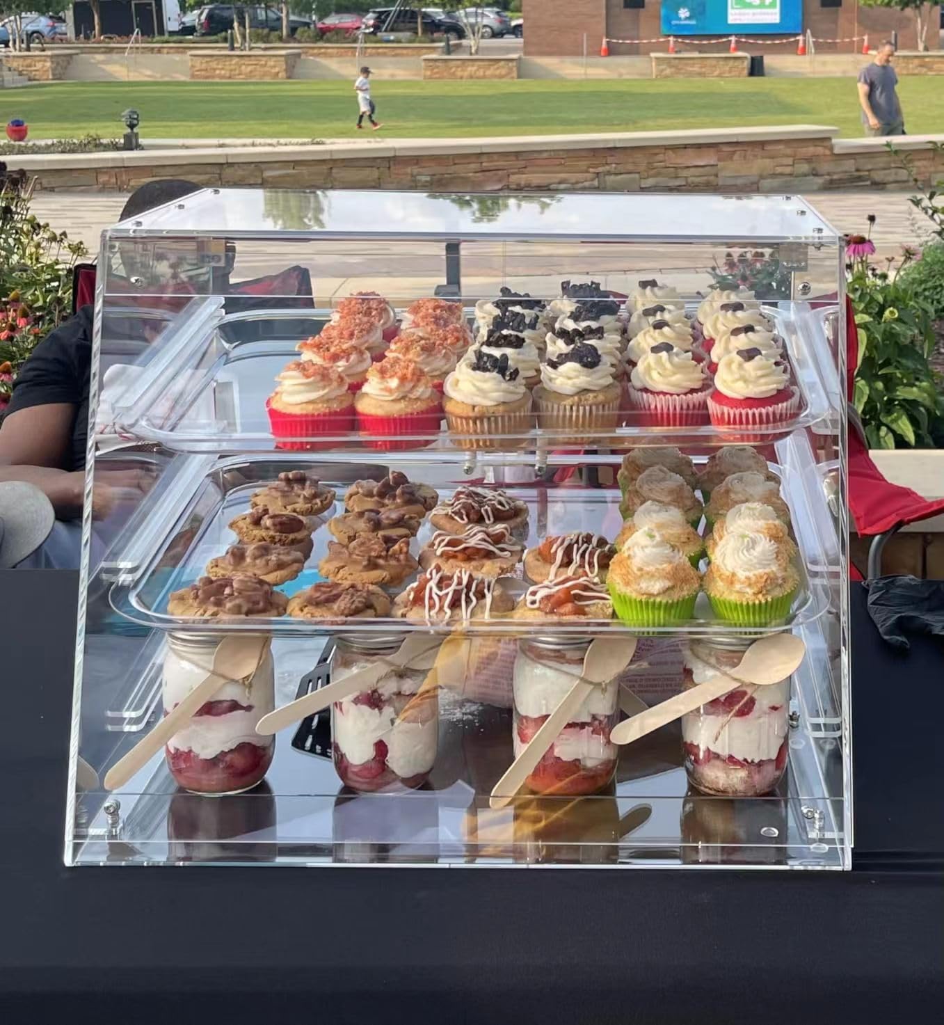 Wutfly 3 Tray Pastry Display Case - 21" x 17 3/4" x 16 1/2"