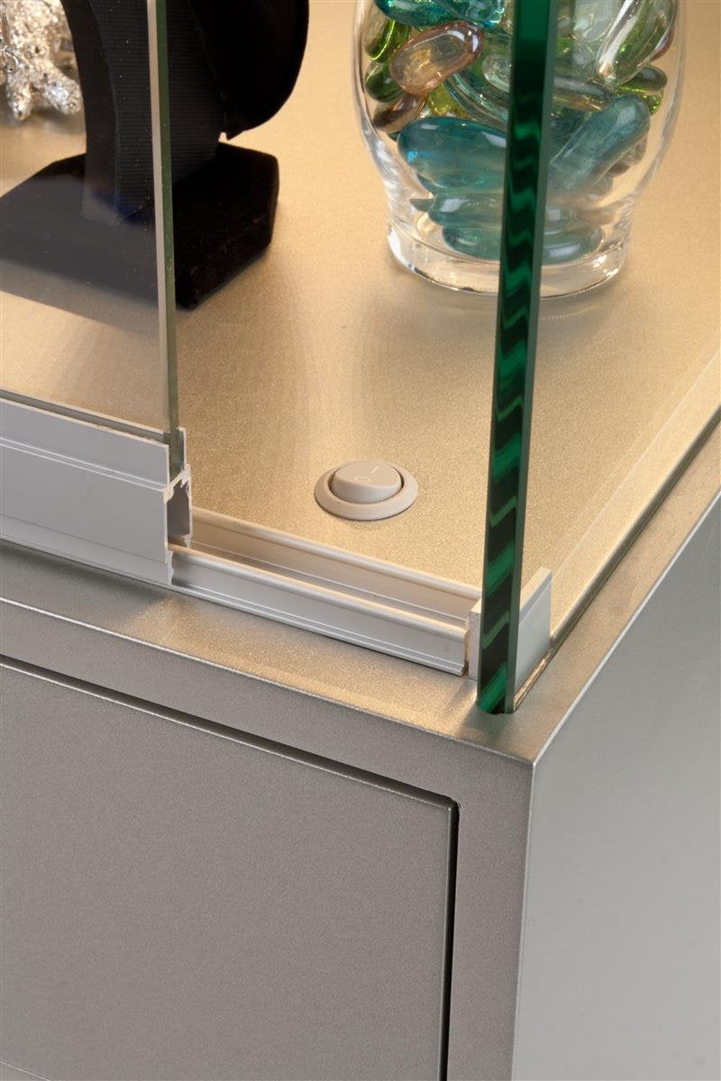 Displays2go Glass Merchandise Counter, Laminated MDF, Tempered Glass – Silver (GTLEDQ4SLV)