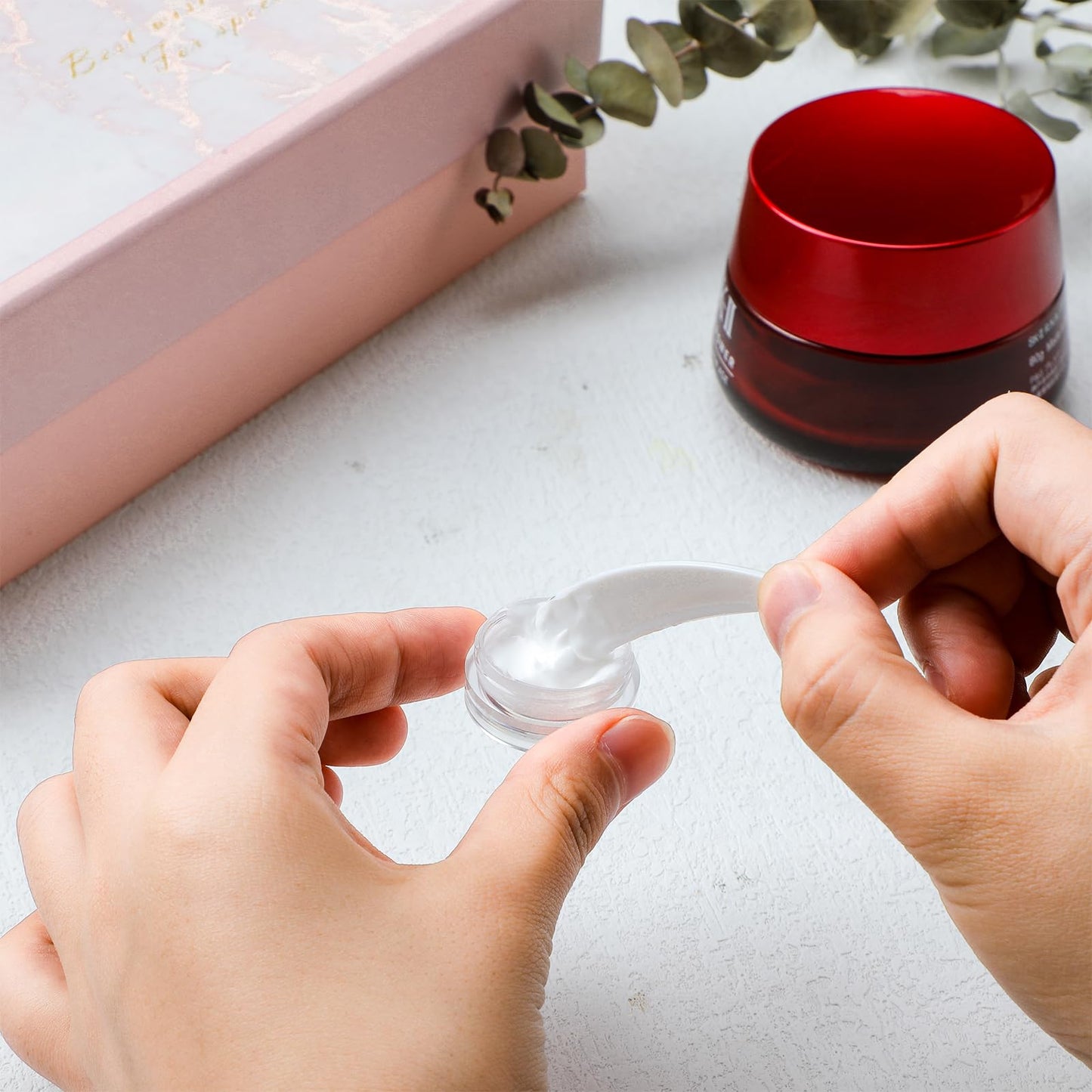 Jinei 500 Pcs 3g Empty Sample Containers with Lids Bulk Small Plastic Sample Jars Round 3ml Tiny Clear Lip Balm Lotion Pot and 50 Pcs Mini Cosmetic Spatula for Make up Powder Oils Paint Creams