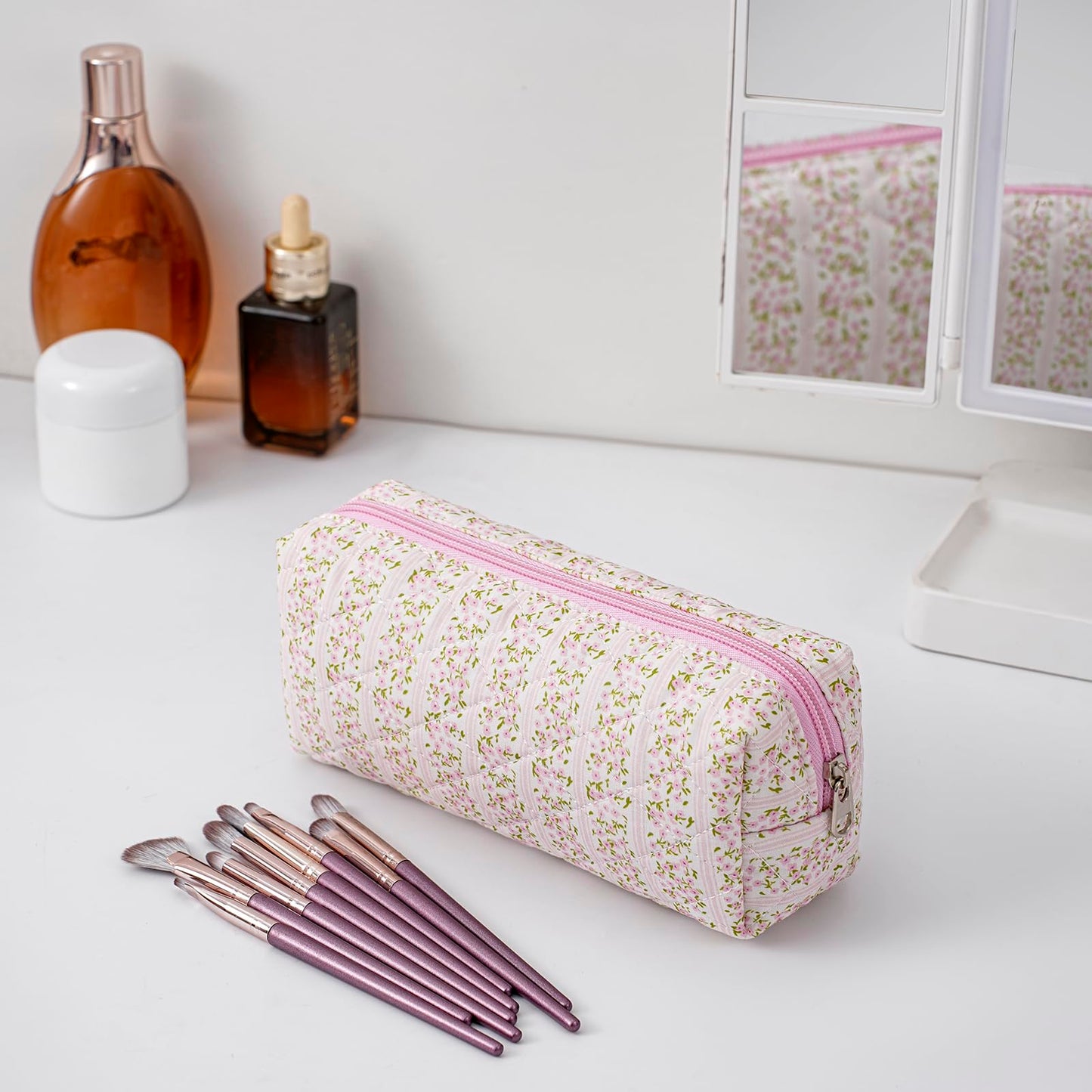 HHQQWZ Cute Floral Cotton Makeup Brush Cosmetic Bag for Women, Travel Quilted Zipper Make Up Bag, Flowers Toiletry Organizer Case Kawaii Makeup Cosmetic Travel Cloth Pouch (Pink+Blue Floral)