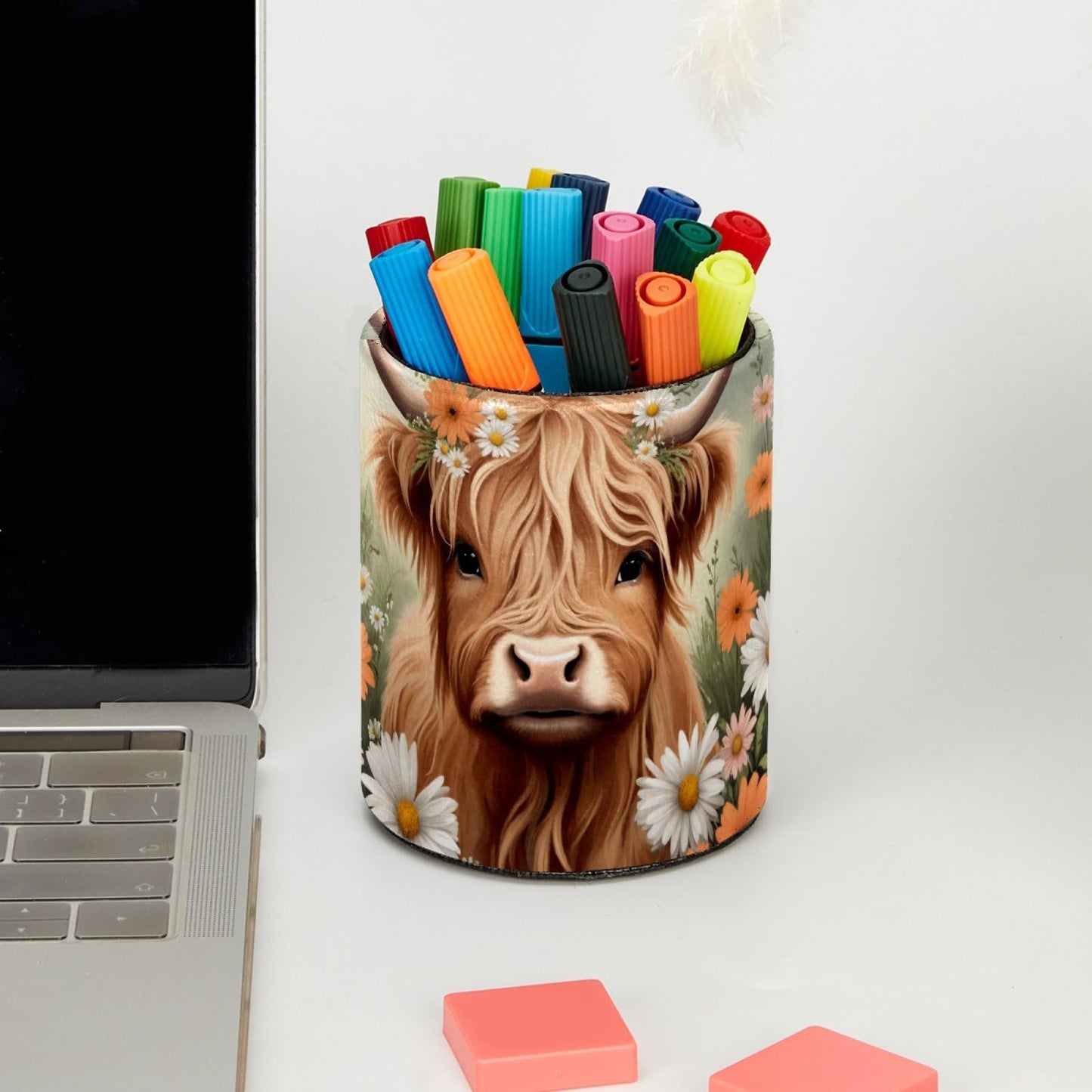 BDFFGOIRTJ Leather Pen Holder for Desk, Highland Cow Daisies Pencil Organizer Makeup Brush Cup Holders Pen Storage for Office Home