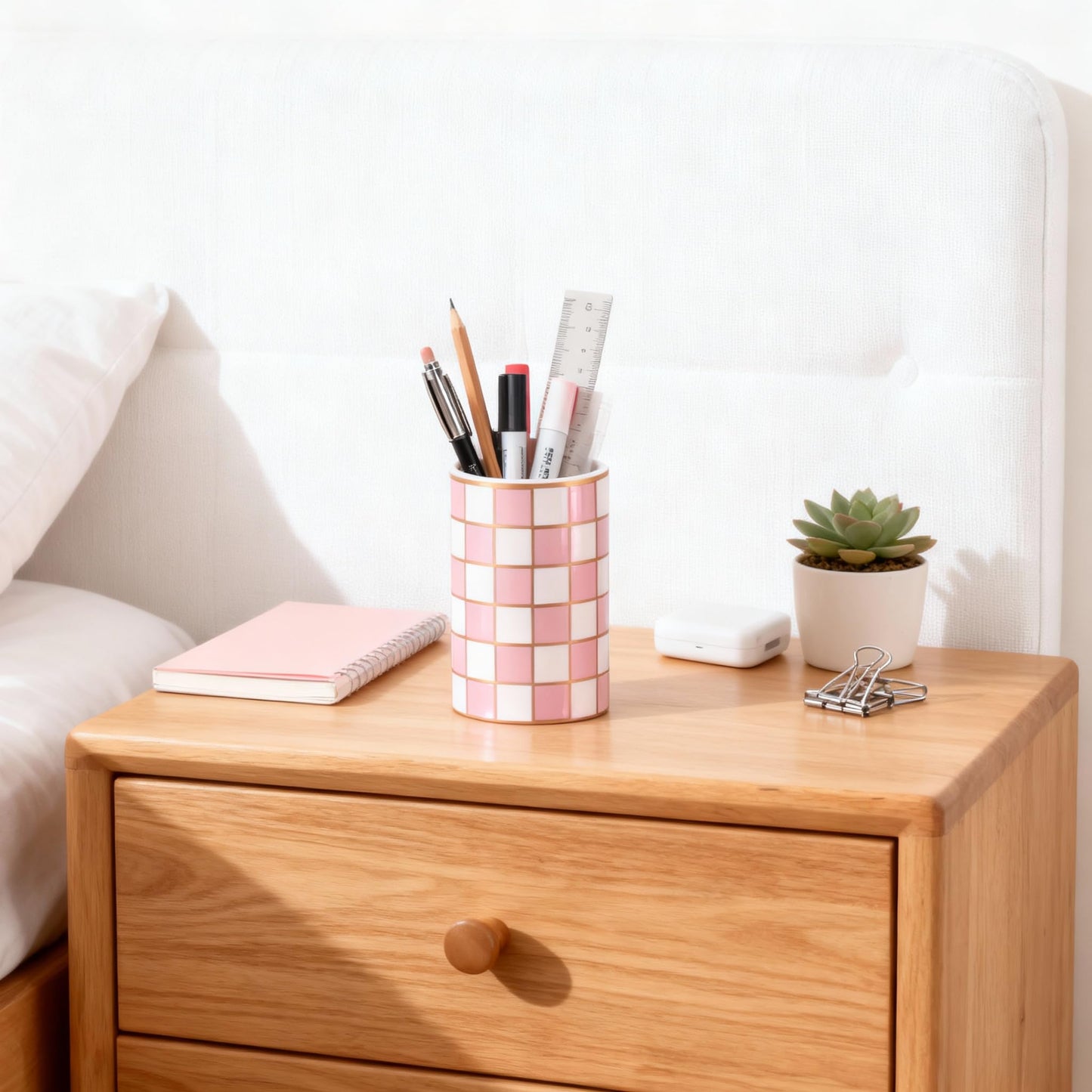 XYQXYQ Ceramic Checkered Pen Holder For Desk,Cute Stand Black And White Pencil Cup,Durable Ceramic Pencil Cup, Decorative Makeup Brush Holder Cup, Stationery Holder for Office, School, Home (Pink)