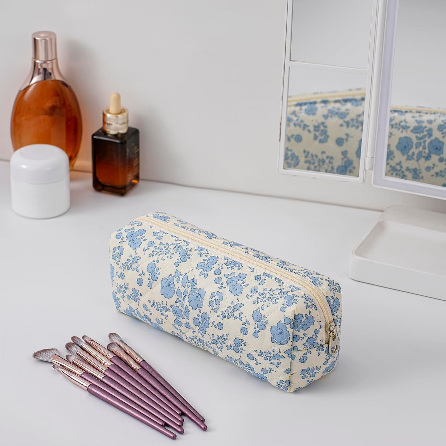 HHQQWZ Cute Floral Cotton Makeup Brush Cosmetic Bag for Women, Travel Quilted Zipper Make Up Bag, Flowers Toiletry Organizer Case Kawaii Makeup Cosmetic Travel Cloth Pouch (Blue+Navy Blue)