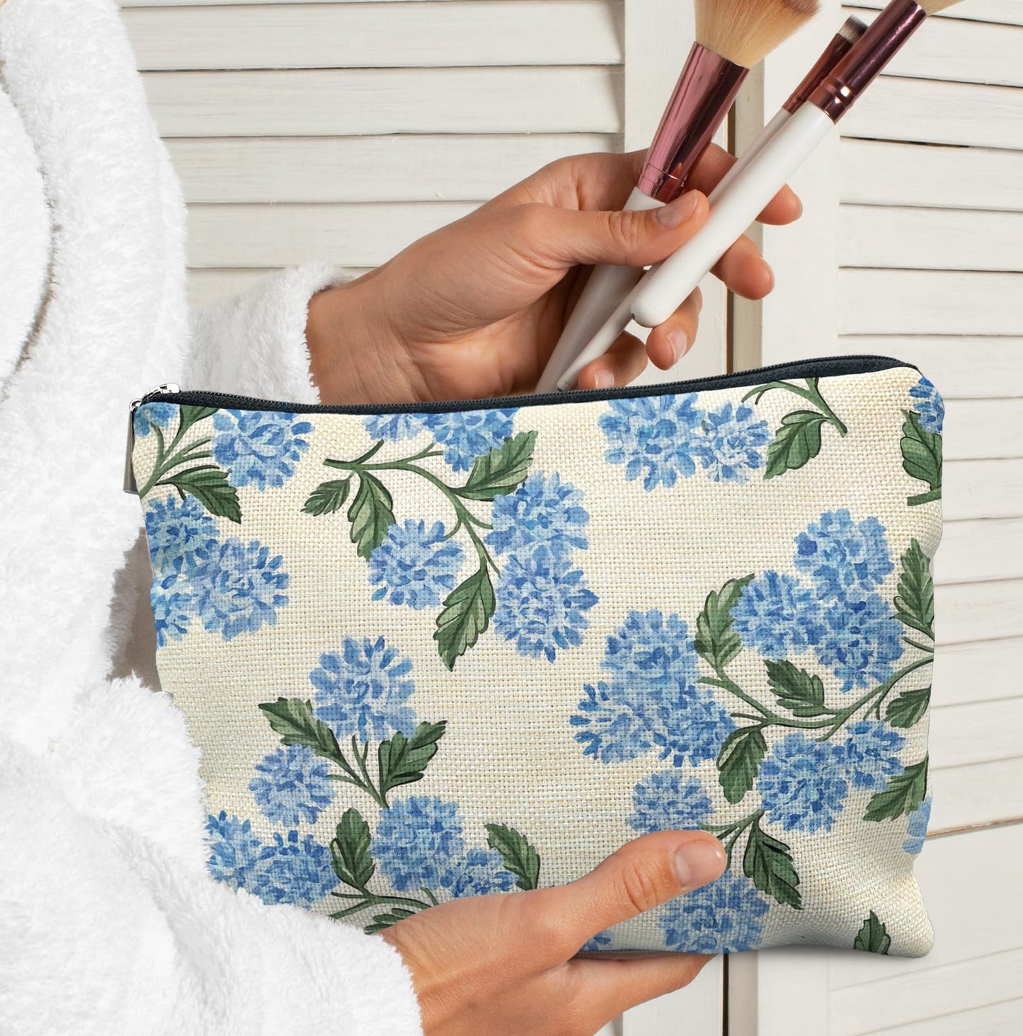 Elpwk Blue Hydrangea Floral Makeup Bag for Women, Hydrangea Gifts Cosmetic Bags,Gifts for For Mom Friends Teen Girl & Women Travel, Blue Floral Zipper Makeup Pouch for Purse