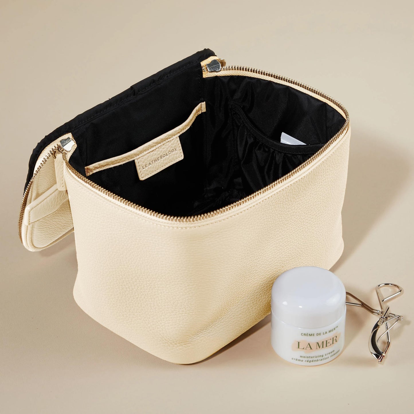 Leatherology Sand Medium Train Case – Leather Travel Makeup & Toiletry Bag with Water-Resistant Lining, Mesh Pockets & Zip Closure for Organized Beauty Essentials