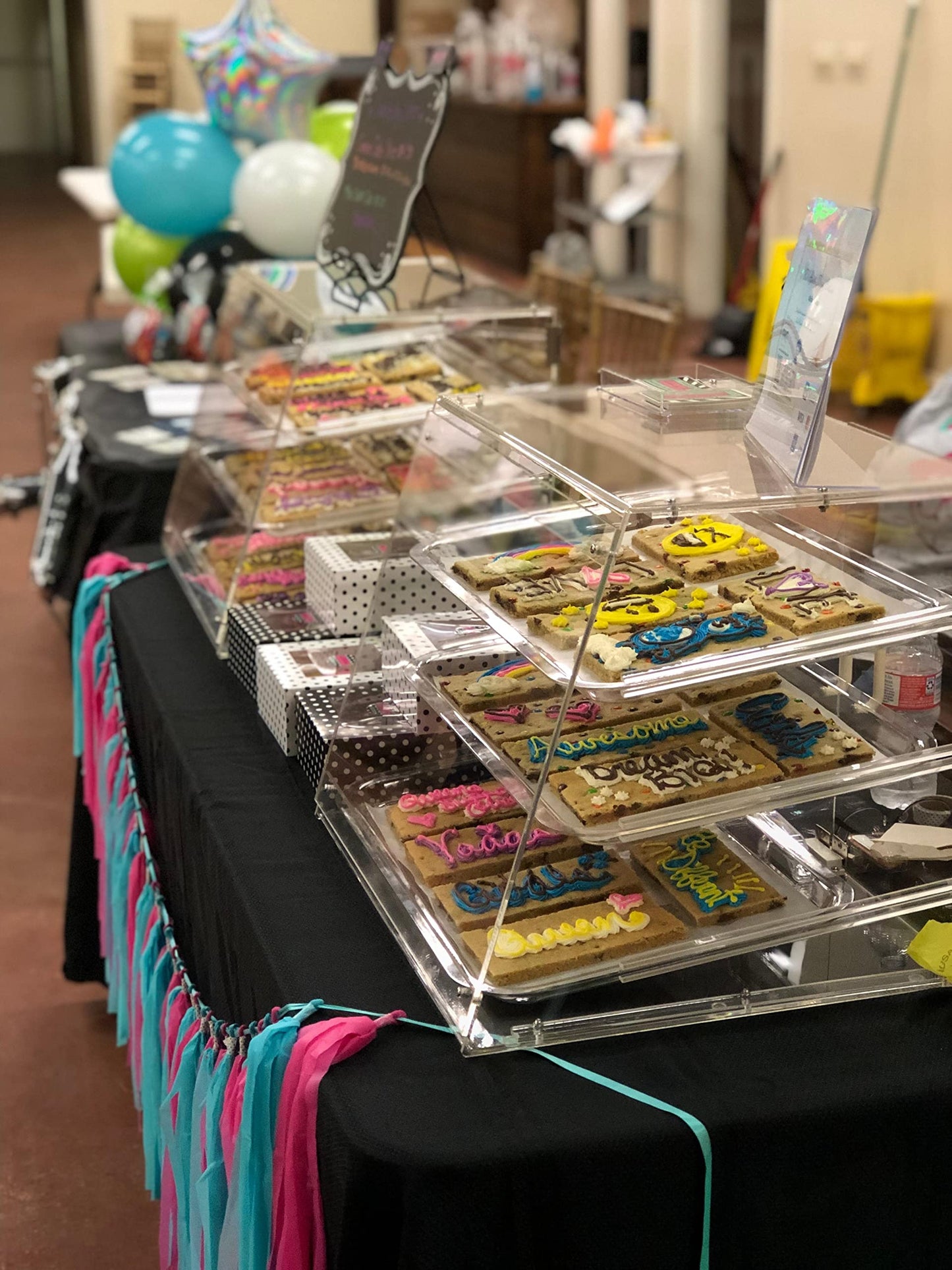 Wutfly 3 Tray Pastry Display Case - 21" x 17 3/4" x 16 1/2"